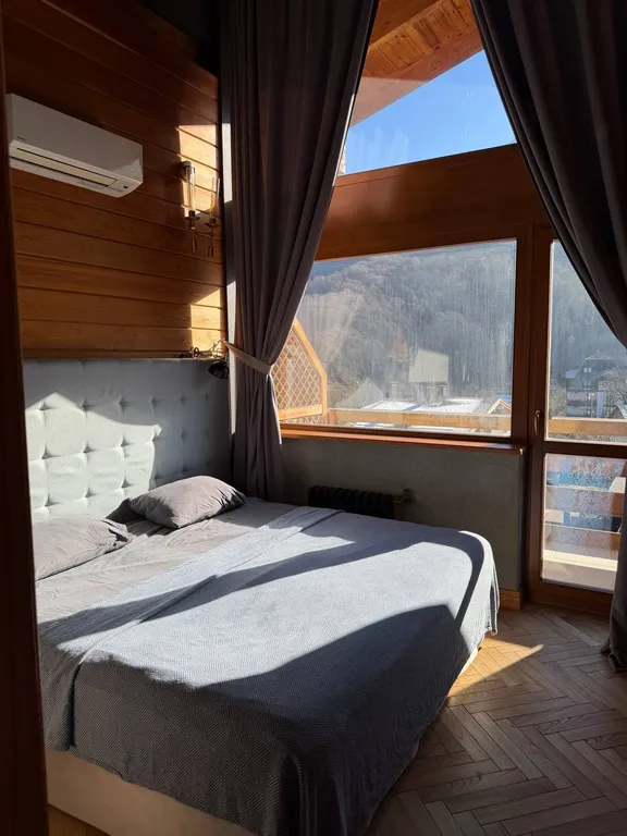 Квартира с 2 каминами в центре