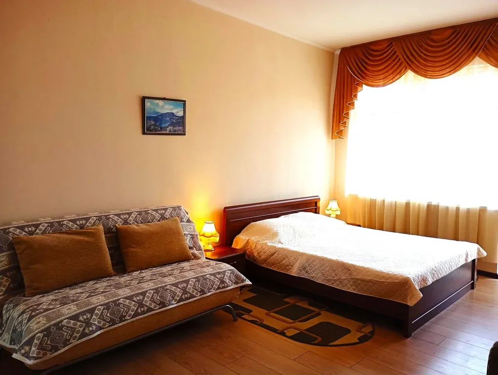 Четырёхместный номер стандарт с балконом, частичный вид на море