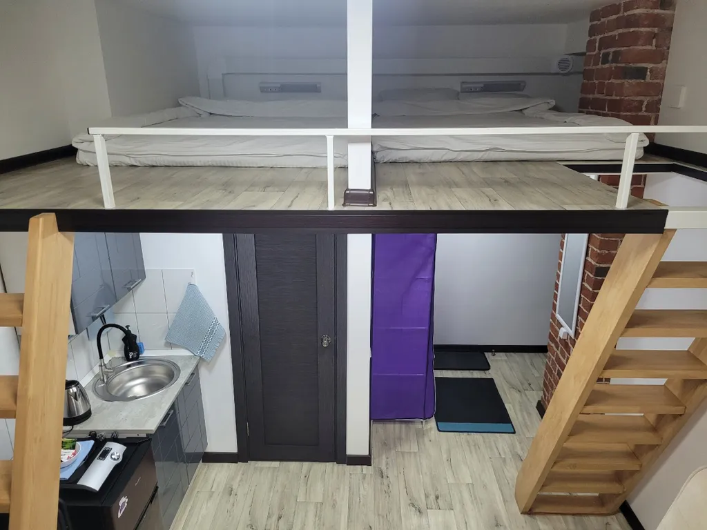 Лофт-6 синяя. Клёвая двухуровневая студия в центре.