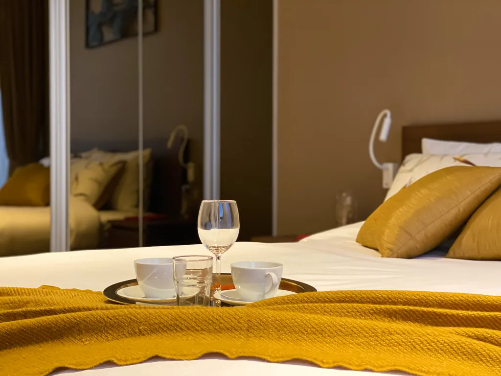 Две спальни с видом на озеро и море