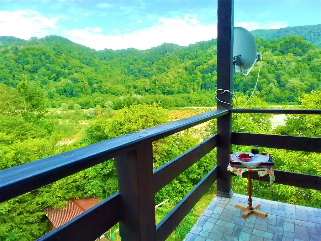 Дом в горах с видом на реку