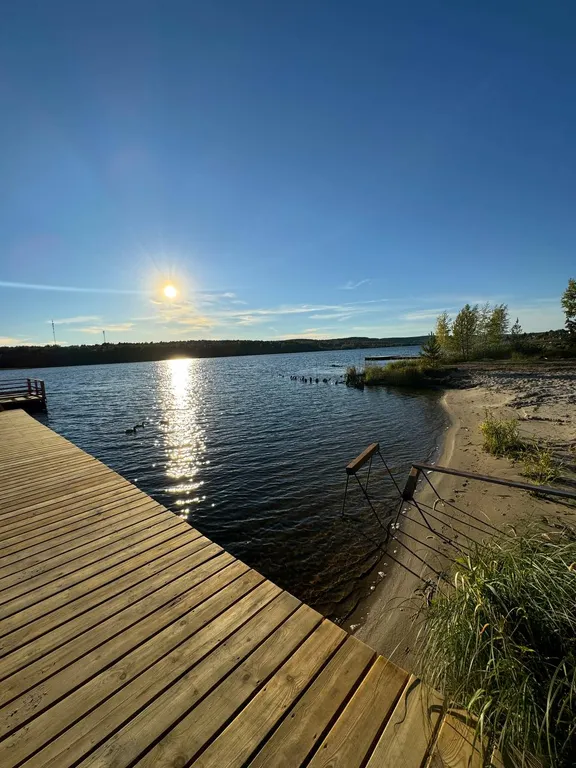 Дом на песчаном берегу озера