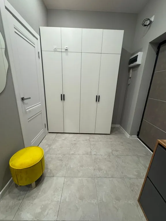 Уютная новая квартира с дизайнерским ремонтом с изолированной спальней