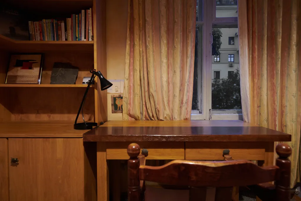 Квартира Квартира Старинная мебель в лучах солнца — Москва