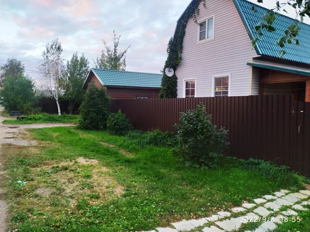 Дом рядом с озером и рекой