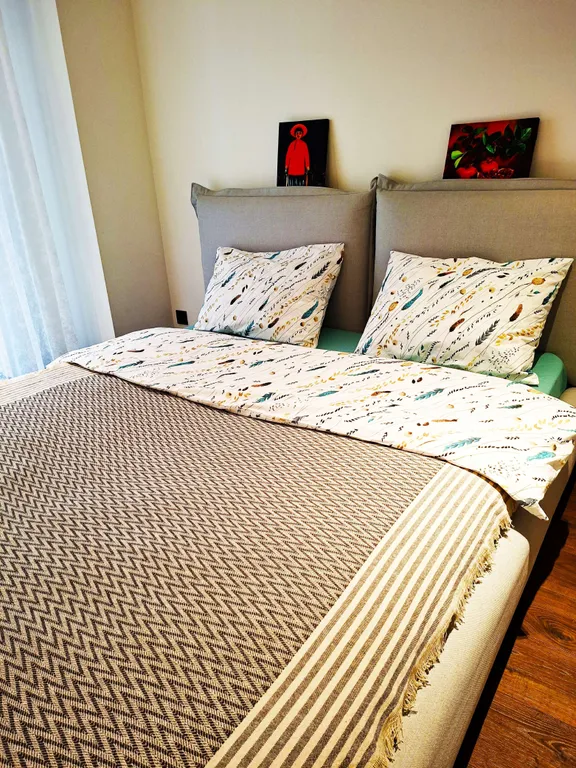 Трёхкомнатная квартира в центре Тбилиси с балконом, вид во двор