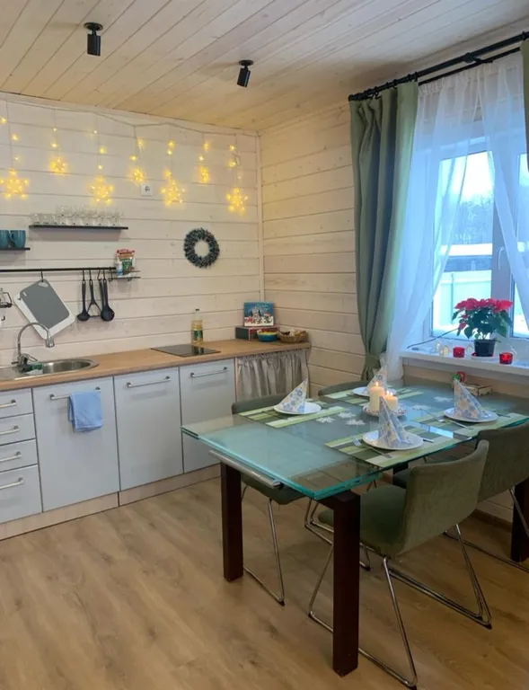 Уютный дом в жилой деревне возле реки