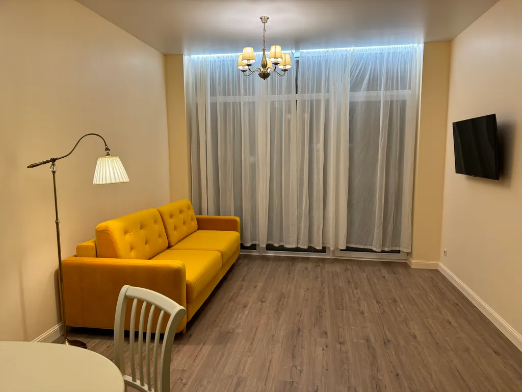 Солнечная квартира с мебелью из натурального дерева, рядом с морем