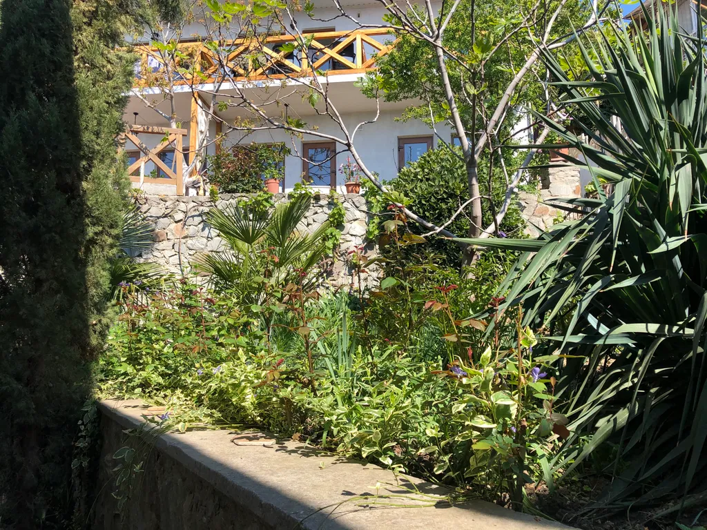 Двухэтажный дом с шикарным уютным двором в самом центре