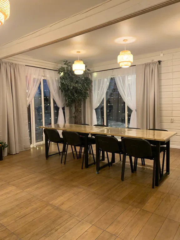 Уютный дом на самом берегу реки