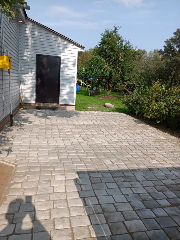 Благоустроенный дом на берегу реки