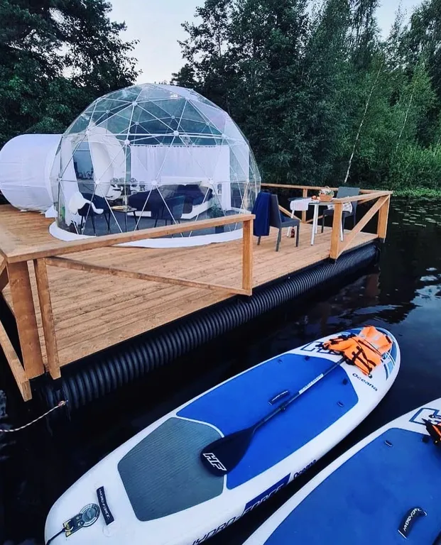 Сфера на берегу частного озера