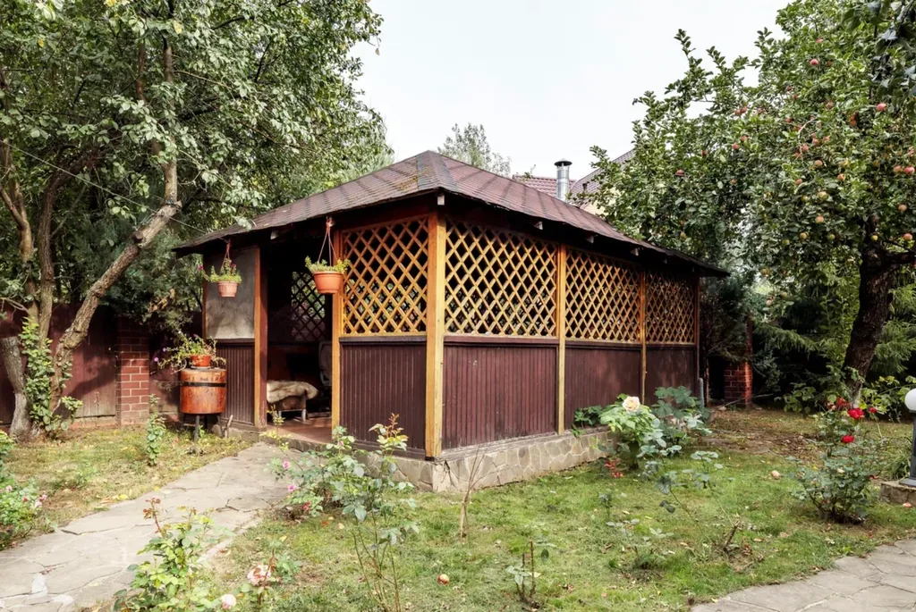 Загородный дом с бассейном и бильярдной