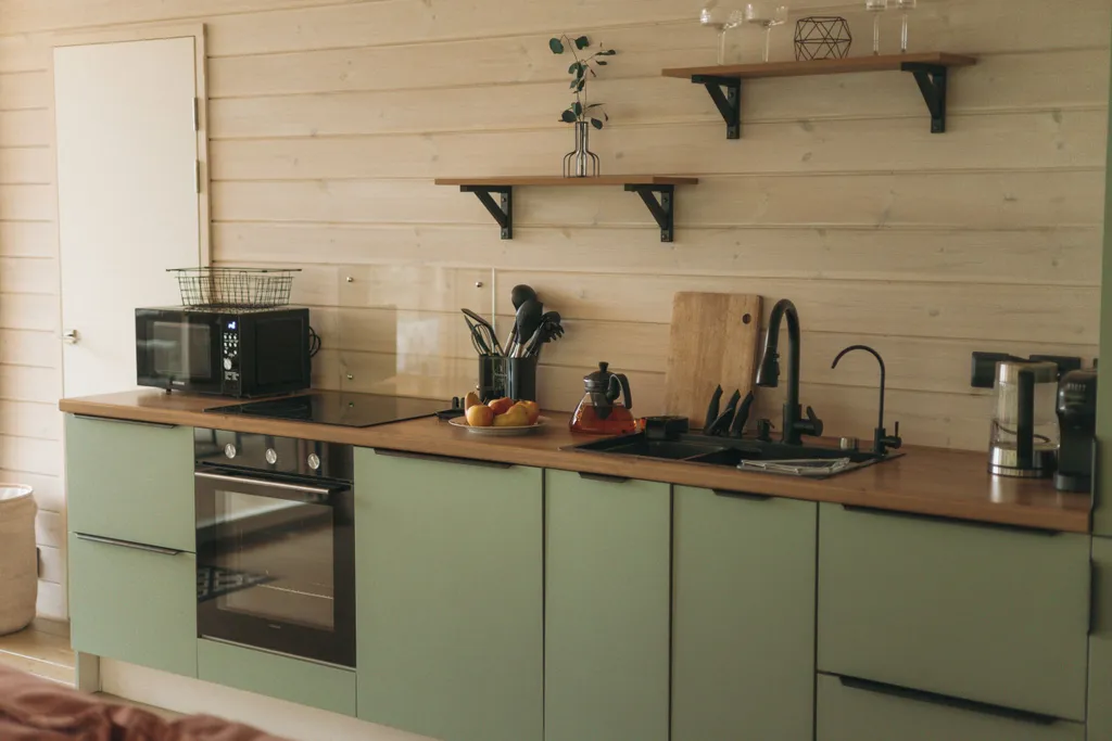 Дом с баней бочкой у воды и леса Green house