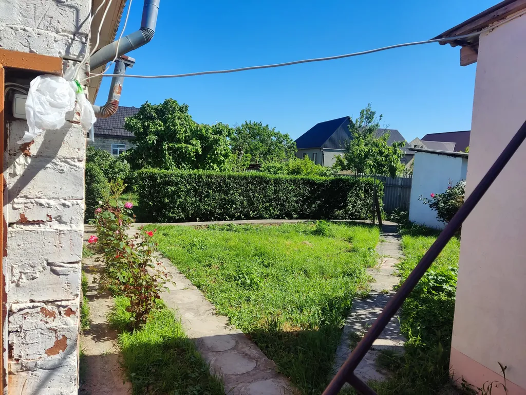 Двухэтажная дача с бассейном