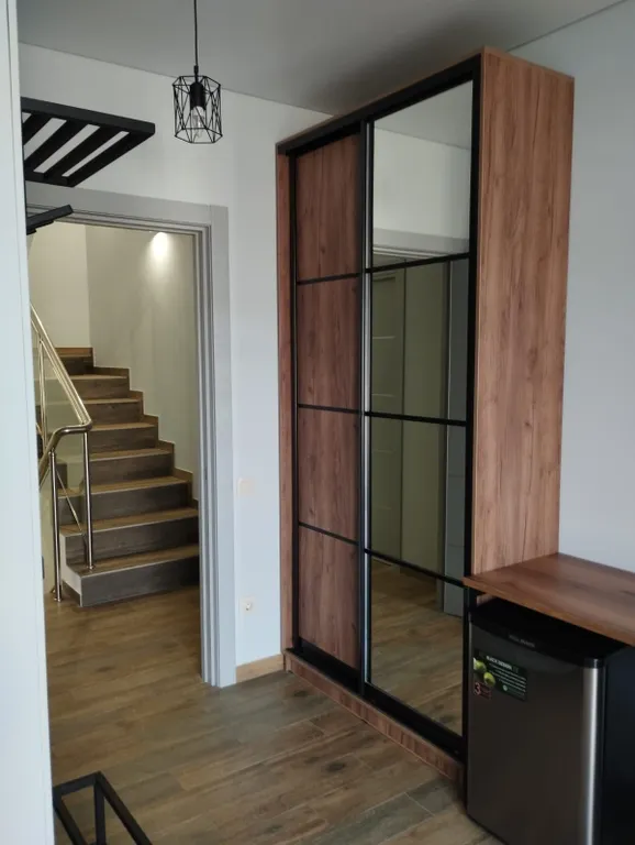 Комната с панорамным окном в центре Агоя