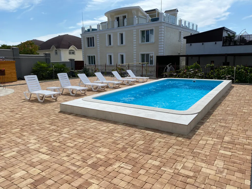 Дом с бассейном для большой компании