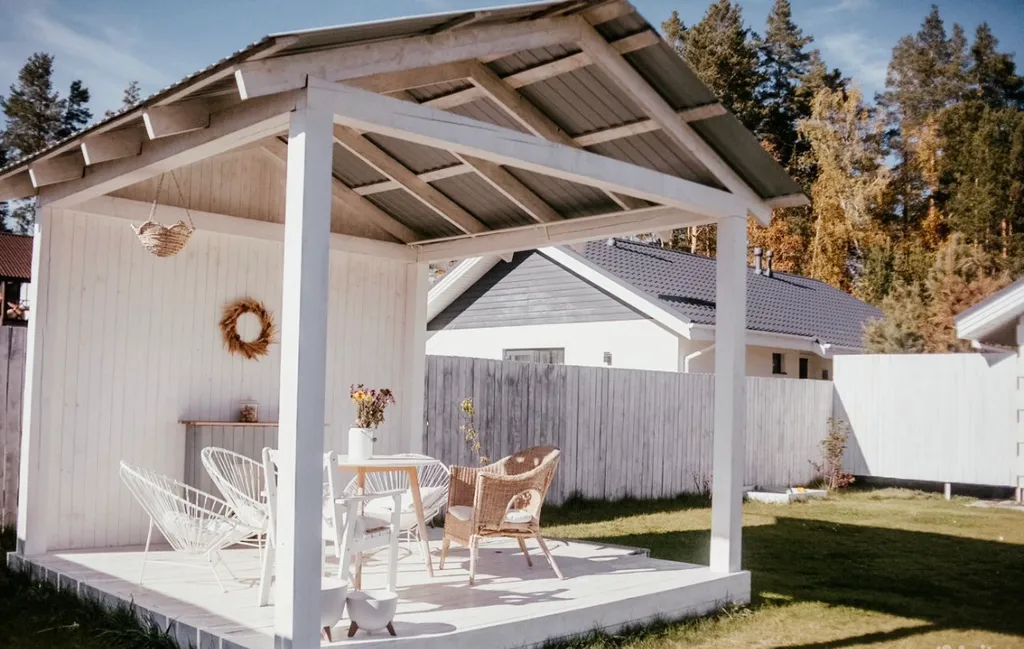 Уютный дом в лесу