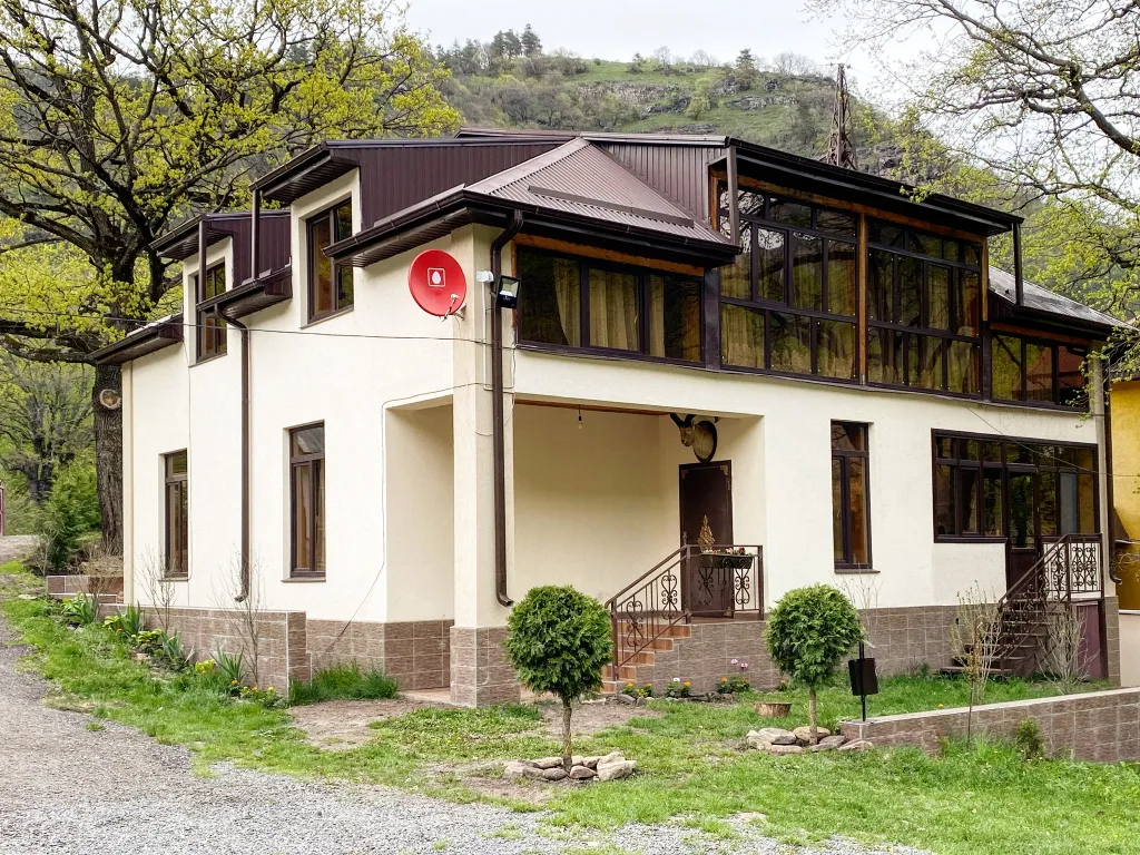 Большой дом у реки в горах с баней и чаном