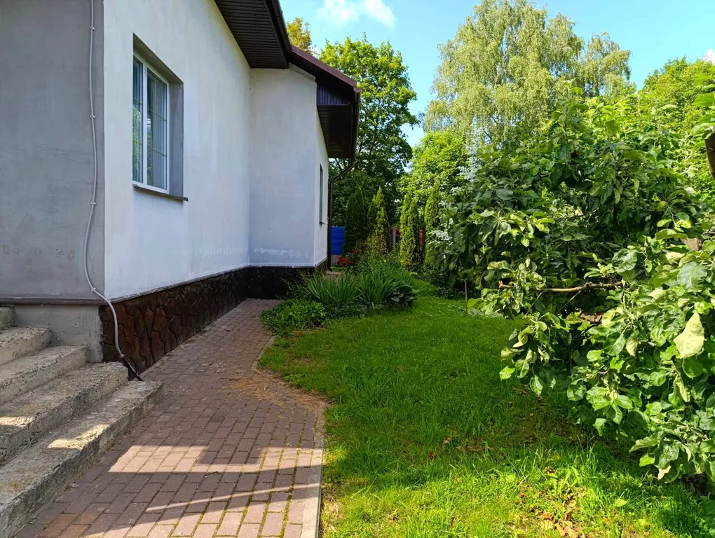 Уютный домик в деревне с беседкой и мангалом на улице