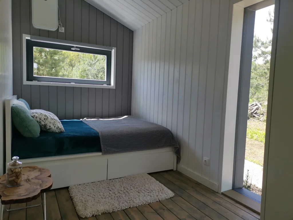 Современный уютный домик с камином на берегу реки Оки