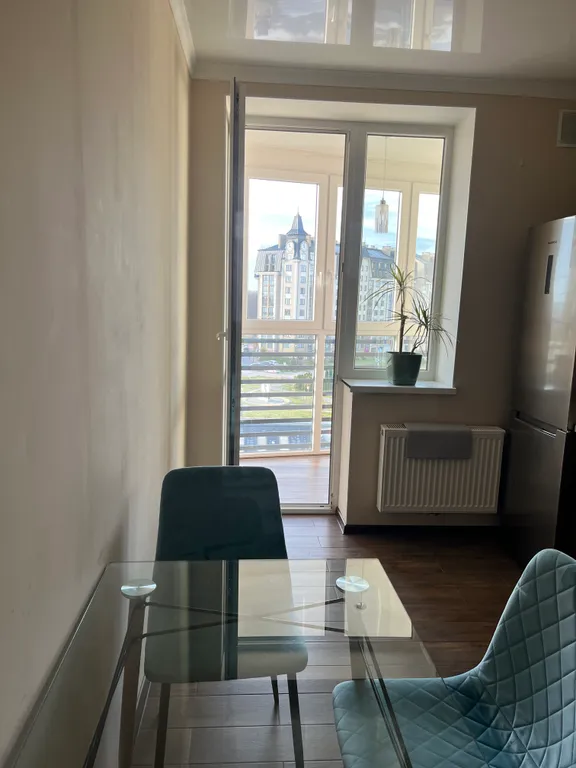 Квартира с видом на дом с часами