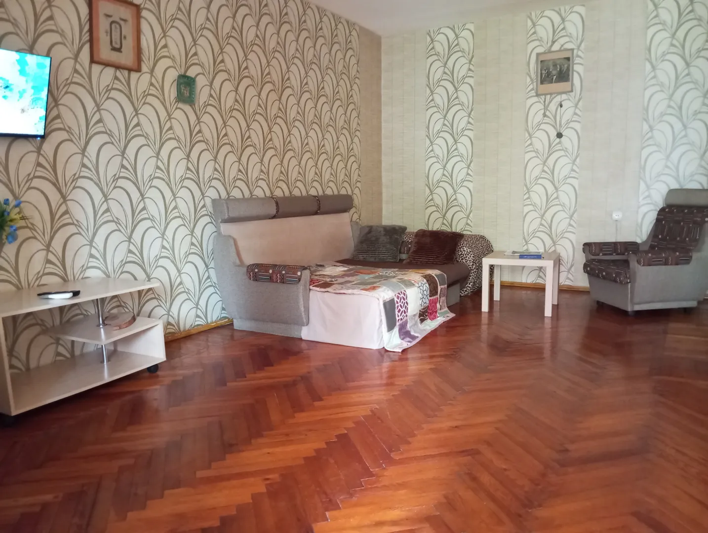 Самая большая комната в квартире-30кв.м.,в которой  также расположена обеденная  зона.