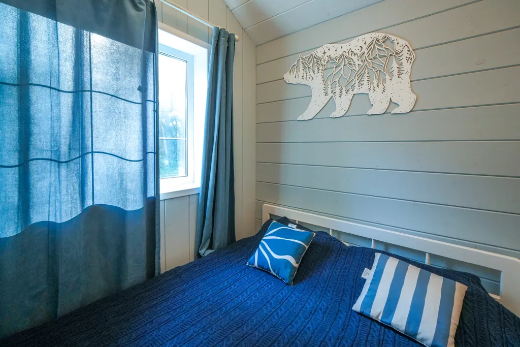 Синий домик в лесу на Живописной улице