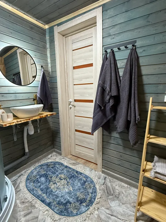 Купольный домик в окружении леса