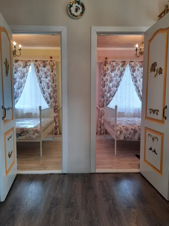 Милый домик в стиле прованс с камином, горячей купелью, баней, бассейном