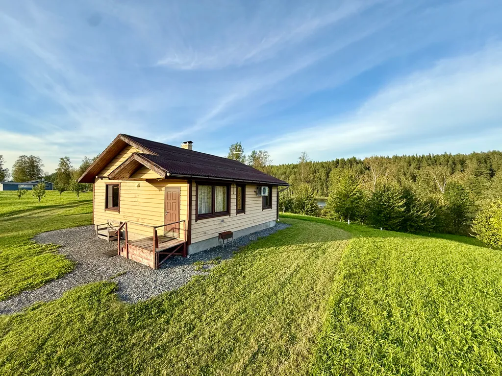 Домик в лесу с озером