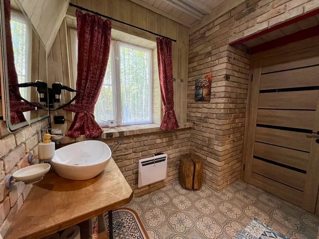 Уютный дом в лесном массиве недалеко от реки