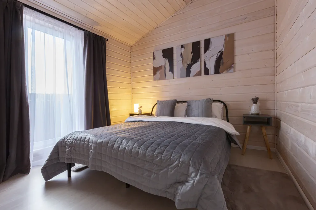 Новый стильный барнхаус с видом на лес