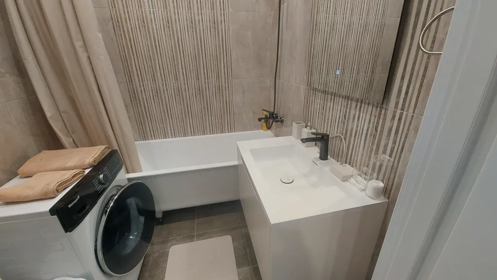 Квартира с видом на город и рощу