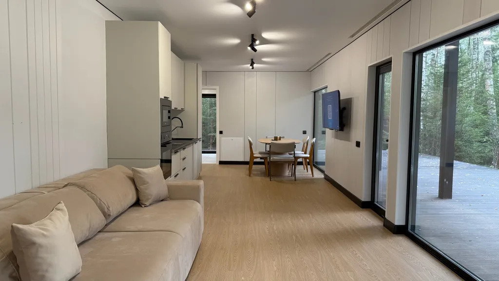 Панорамный дом в окружении леса с сауной