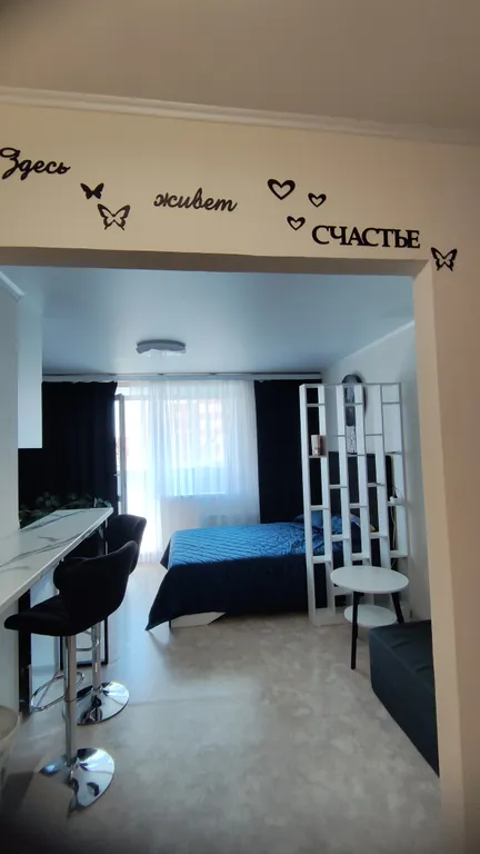 Уютная студия с камином рядом с озером