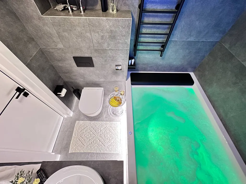 Уникальная cтудия с мини-бассейном на двоиx