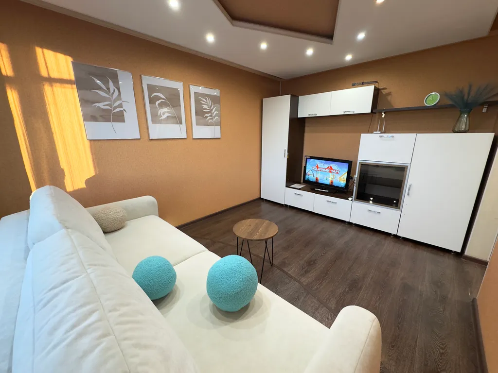 Люксовая двухкомнатная с авторским освещением