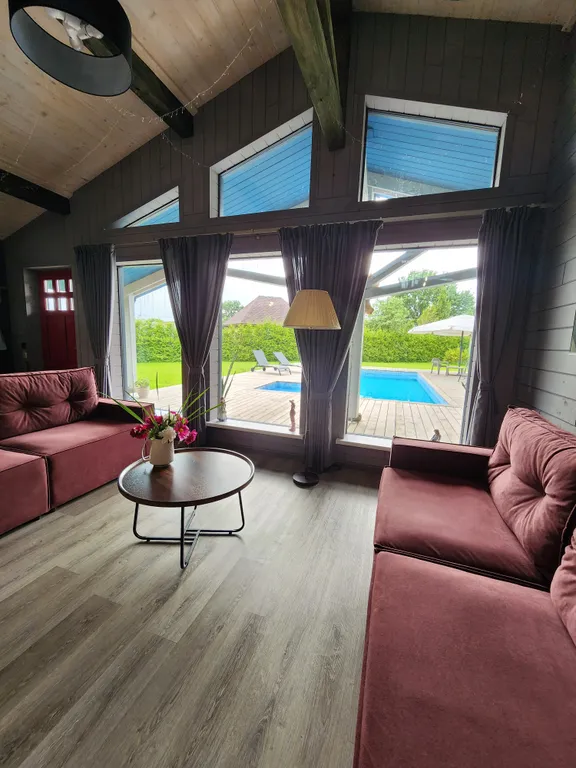 Дом с бассейном, в деревне