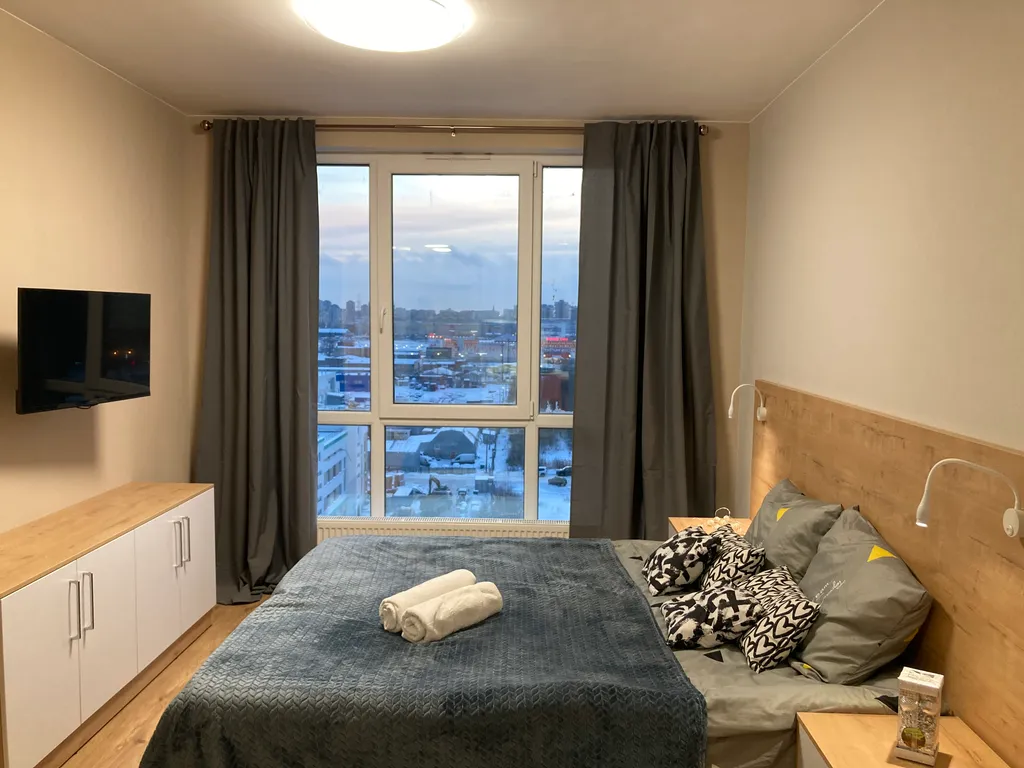 Апартаменты у метро с кухонной зоной и панорамными окнами