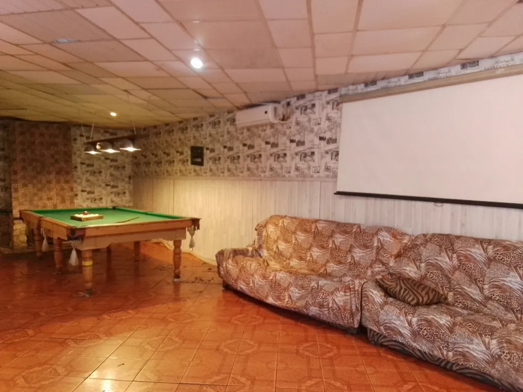 Коттедж на берегу пруда с бассейном