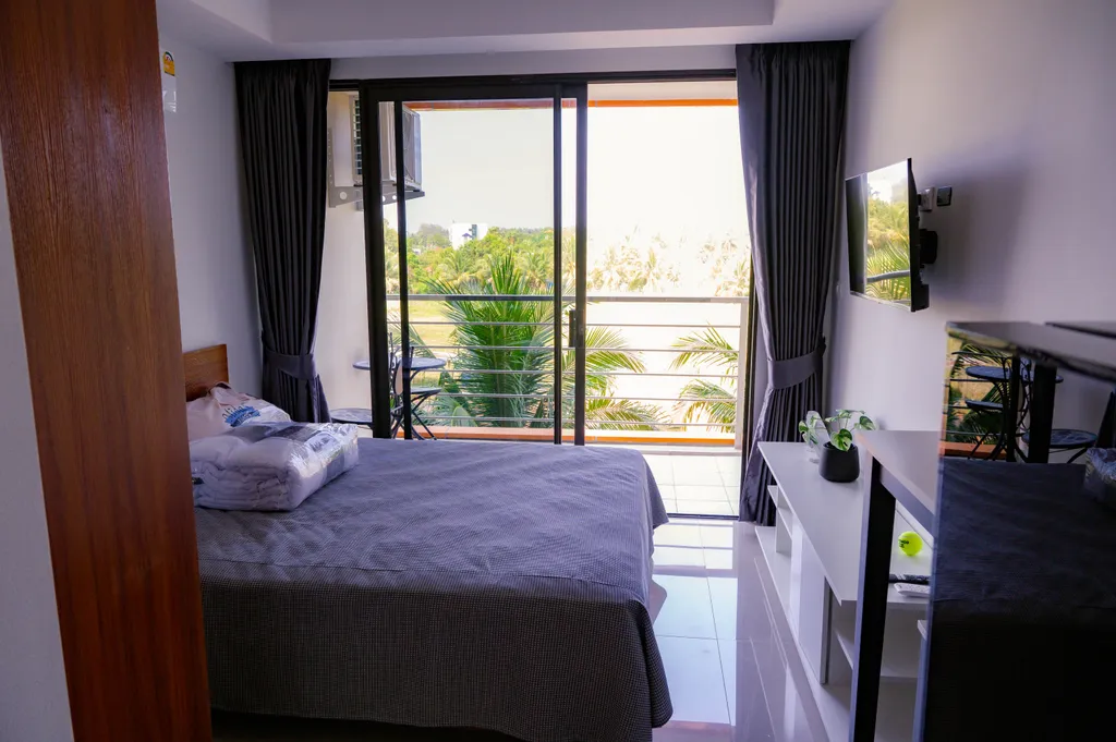 Квартира с большим бассейном и теннисным кортом рядом с пляжем