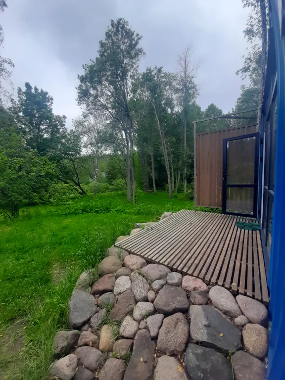 Уютный домик у реки