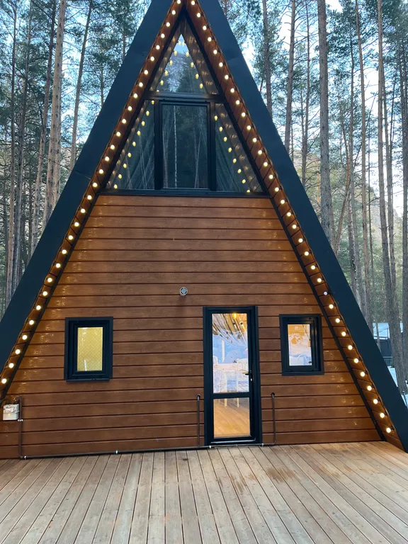 Уютный дом а-фрейм в сосновом лесу