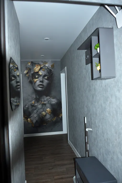 2-комнатная квартира в центре на втором этаже с застеклённым балконом