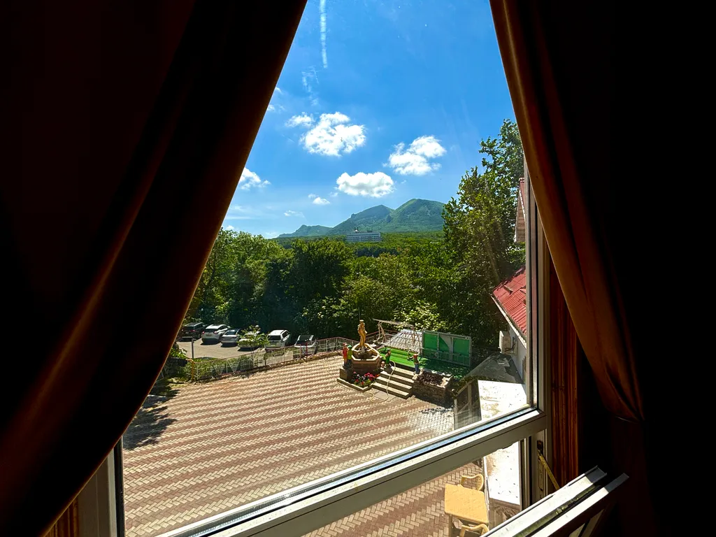 Двухместный деревянный , мансардный номер с не большой кроватью