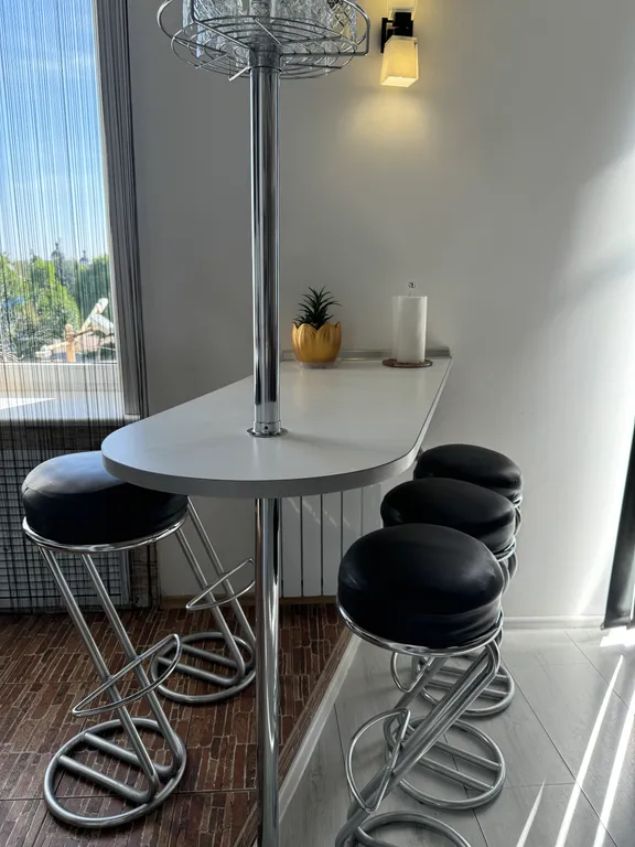 Красивая трёхкомнатная квартира в центре с видом на площадь