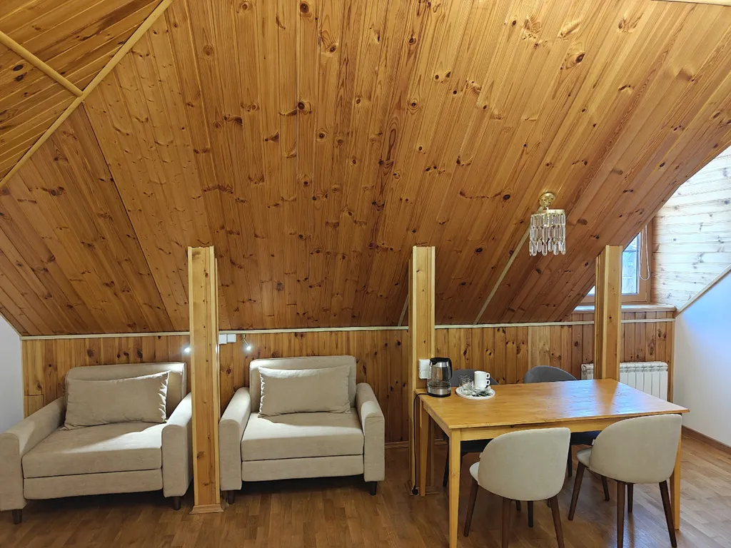 Четырехместный семейный номер с четырьмя кроватями в мансарде