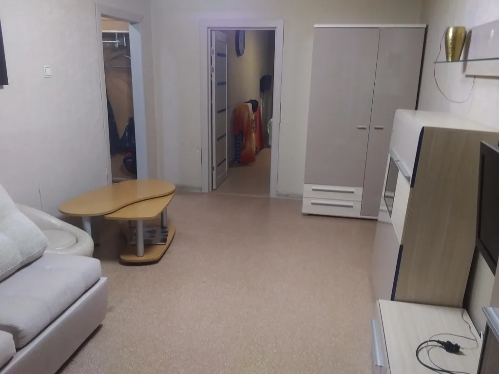 Гора через дорогу