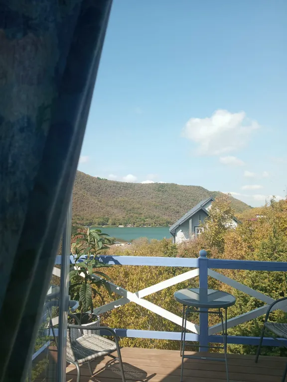 Уютный домик с видом на озеро